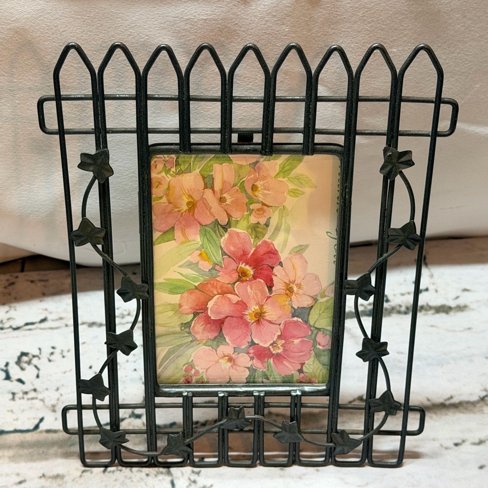 Vintage 90’s‎ Black Metal Picture Frame with leaves scroll